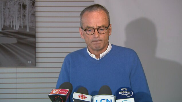 Louis Garneau en conférence de presse.