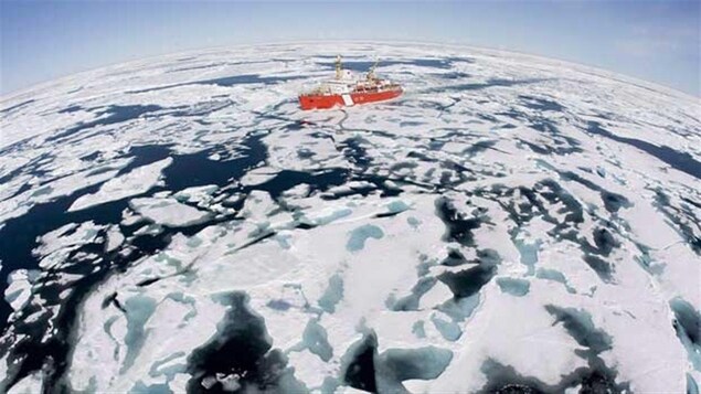 Le brise-glaces canadien Louis S. Saint-Laurent navigue au sein des glaces sur la baie de Baffin en juillet 2008. Le brise-glaces canadien Louis S. Saint-Laurent navigue au sein des glaces sur la baie de Baffin en juillet 2008.