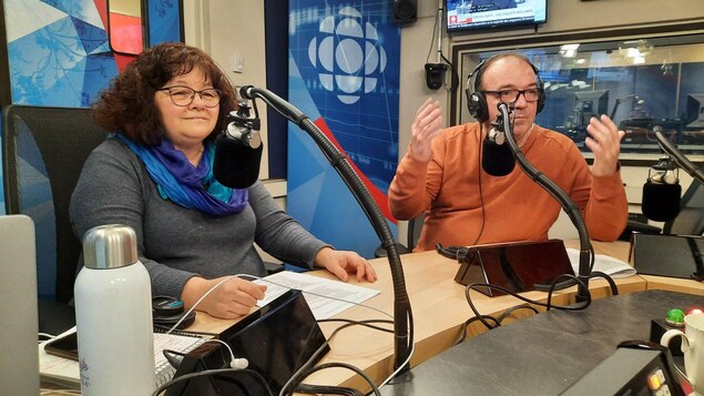 Louis Tremblay et Denise Turcotte discutent au micro dans un studio de radio.