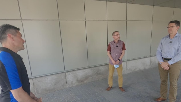L’animateur du Téléjournal Québec, Bruno Savard en entrevue avec Dr Robert Laforce, chercheur clinicien et professeur agrégé au Département de Médecine de l'Université Laval et Dr Louis Verret, codirecteur de la Clinique Interdisciplinaire de Mémoire.