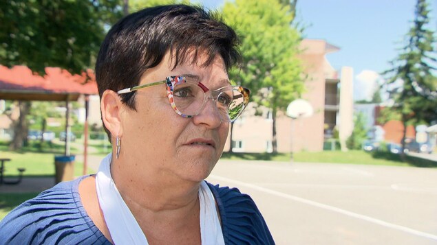 Louise Boudrias répond aux questions d'une journaliste. Louise Boudrias répond aux questions d'une journaliste.