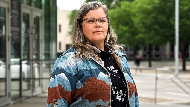 Louise May a sa sortie du tribunal, le 9 juin 2025.