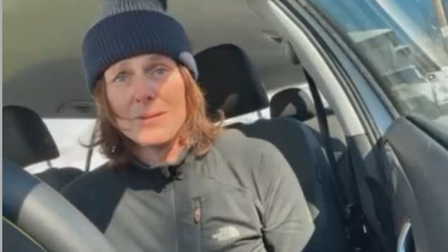 Louise Rice dans sa voiture.