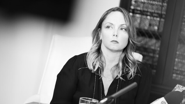 Photographie en noir et blanc de Louisette Geiss qui témoigné publiquement concernant les accusations de harcèlement sexuel envers le producteur Harvey Weinstein. Photographie en noir et blanc de Louisette Geiss qui témoigné publiquement concernant les accusations de harcèlement sexuel envers le producteur Harvey Weinstein.