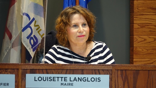 Louisette Langlois, lors de la séance du conseil municipal de Chandler.