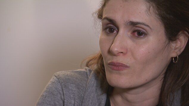 Louiza Mohamed Saïd en entrevue avec le journaliste Marc-Antoine Lavoie de Radio-Canada le 30 janvier 2017. La photo montre le visage de Mme Saïd, qui a les yeux rougis. Louiza Mohamed Saïd en entrevue avec le journaliste Marc-Antoine Lavoie de Radio-Canada le 30 janvier 2017. La photo montre le visage de Mme Saïd, qui a les yeux rougis.