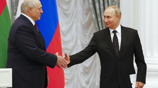 مصافحة بين الرئيس الروسي فلاديمير بوتين (إلى اليمين) ونظيره البيلاروسي أليكساندر لوكاشينكو.