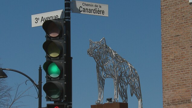 L’œuvre d'art public Gros loup, à l'angle de la rue de la Canardière et de la 3e avenue, dans le quartier Limoilou.