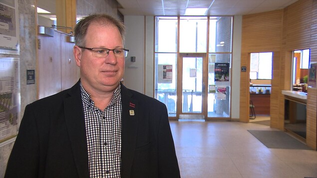 Patrick Gwilliam accorde une entrevue à Radio-Canada à l'hôtel de ville. Patrick Gwilliam accorde une entrevue à Radio-Canada à l'hôtel de ville.