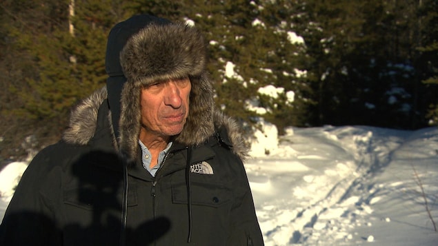 Luc Deschênes accorde une entrevue à Radio-Canada dans un boisé près du noyau urbain. Luc Deschênes accorde une entrevue à Radio-Canada dans un boisé près du noyau urbain.
