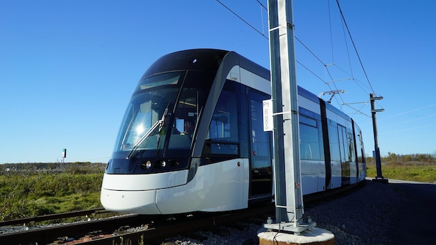 Photo d'un train léger gris sur des rails