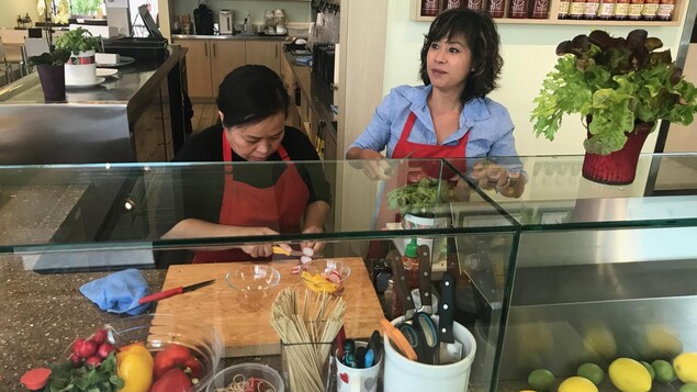 Luanne Truong et la cuisinière Ha Nguyen découpent des légumes. Luanne Truong et la cuisinière Ha Nguyen découpent des légumes.