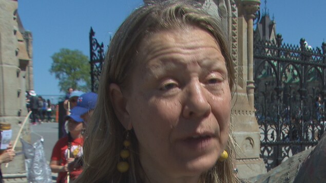 Luc-Anne Salm répond aux questions du journaliste Antoine Trépanier. Luc-Anne Salm répond aux questions du journaliste Antoine Trépanier.