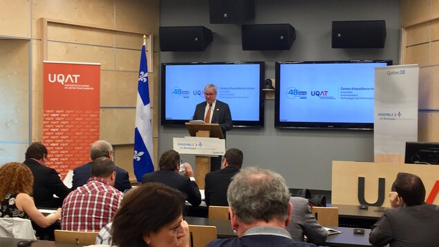 Le ministre Luc Blanchette a annoncé un investissement de plus d'un million de dollars dans la création de ce centre. Le ministre Luc Blanchette a annoncé un investissement de plus d'un million de dollars dans la création de ce centre.