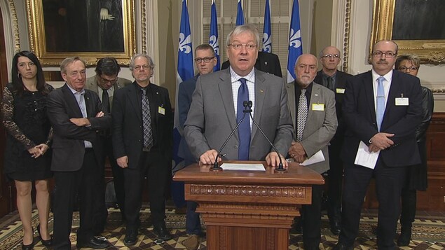Le ministre des Forêts, Luc Blanchette, entouré d'intervenants du milieu forestier et d'élus à la conférence de presse.