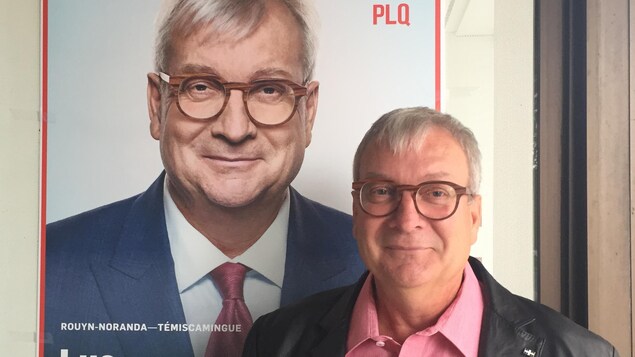 Un candidat du PLQ pose devant une de ses affiches. Un candidat du PLQ pose devant une de ses affiches.