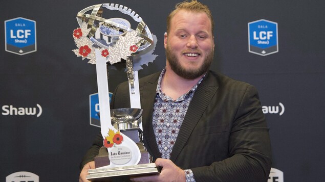 Luc Brodeur-Jourdain avec le trophée Jake-Gaudaur Luc Brodeur-Jourdain avec le trophée Jake-Gaudaur