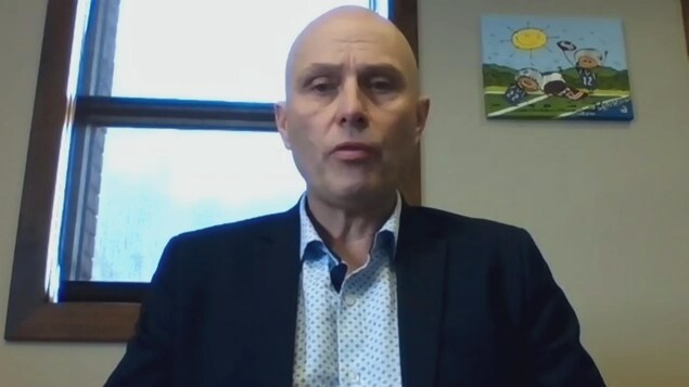 Le directeur général du District scolaire francophone Nord-Ouest, Luc Caron, lors d'un point de presse virtuel jeudi matin.