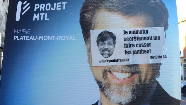 Affiche vandalisée du candidat à la mairie du Plateau-Mont-Royal Luc Ferrandez, où on voit un message disant qu'il «souhaite secrètement se faire casser les jambes».
