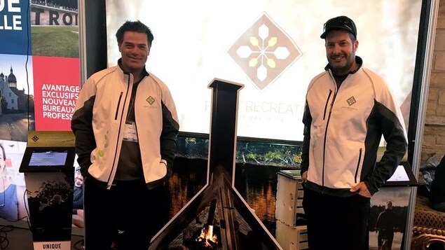 Luc Lavoie (gauche) et Ian Bélanger (droite) du Service sports et plein air de Val-d'Or. Luc Lavoie (gauche) et Ian Bélanger (droite) du Service sports et plein air de Val-d'Or.