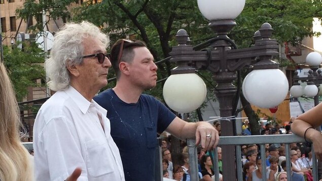 Luc Plamondon assiste au spectacle d'Hubert Lenoir à la place D'Youville. Luc Plamondon assiste au spectacle d'Hubert Lenoir à la place D'Youville.