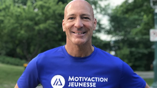Luc Richer, directeur de Motivaction jeunesse, souriant à la caméra