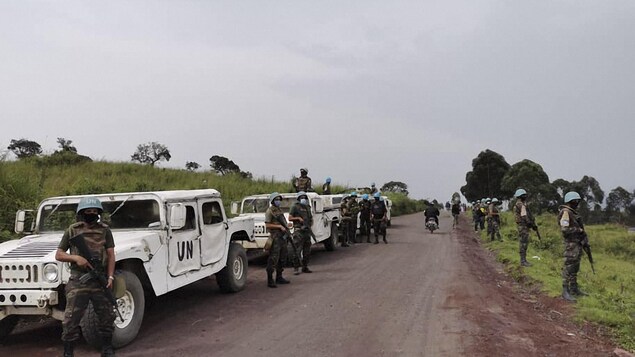 Des soldats de l'ONU sont postés sur une route.