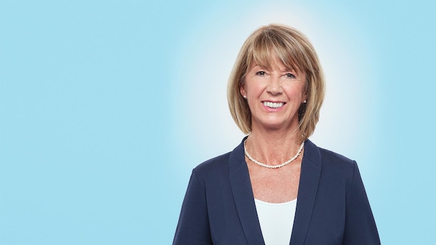 Portrait officiel de Luce Farrell regardant la caméra devant un arrière-plan neutre. Portrait officiel de Luce Farrell regardant la caméra devant un arrière-plan neutre.