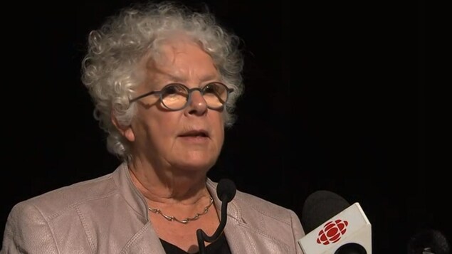 Lucie Jobin s'adresse aux journalistes.