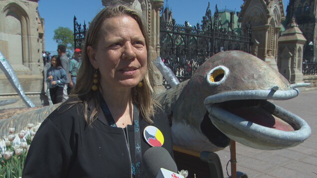 Luc-Anne Salm répond aux questions du journaliste. Luc-Anne Salm répond aux questions du journaliste.