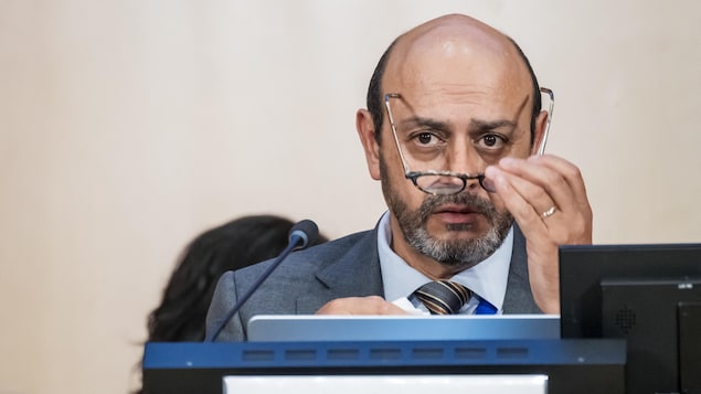 Luis Vayas Valdivieso, assis, enlève ses lunettes.
