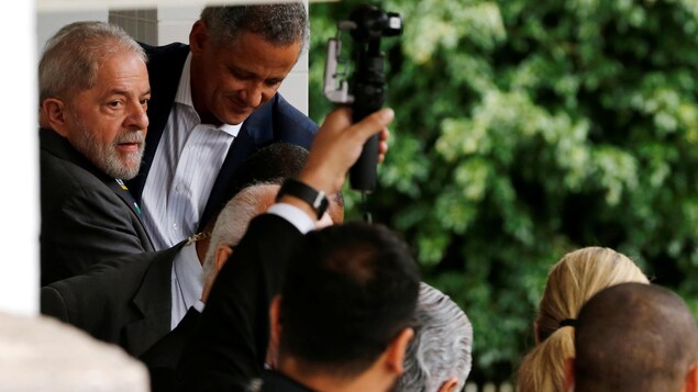 L'ex-président Lula da Silva quitte le bureau de son avocat. L'ex-président Lula da Silva quitte le bureau de son avocat.