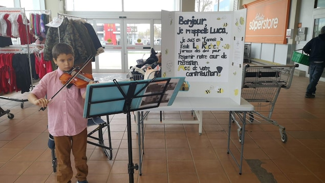 Un petit violoniste amasse de l’argent pour le terrain de jeux de son école