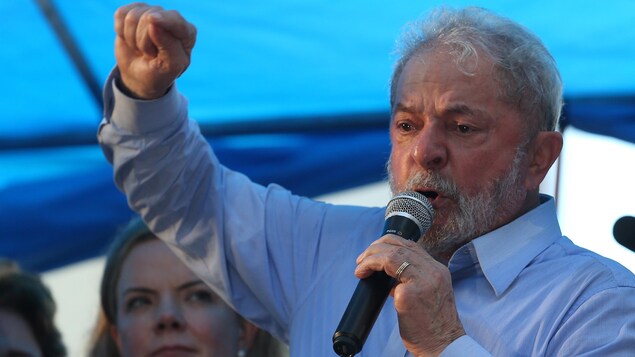 L'ex-président Lula harangue la foule à Porto Allegre.