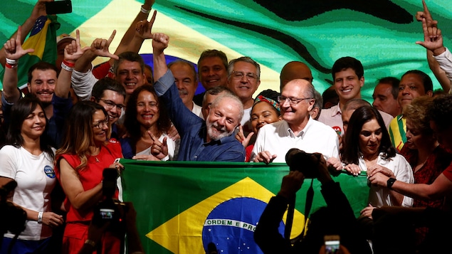 Luiz Inacio Lula da Silva saluda a sus seguidores.