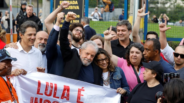 Lula entouré de ses partisans à la sortie de la prison.