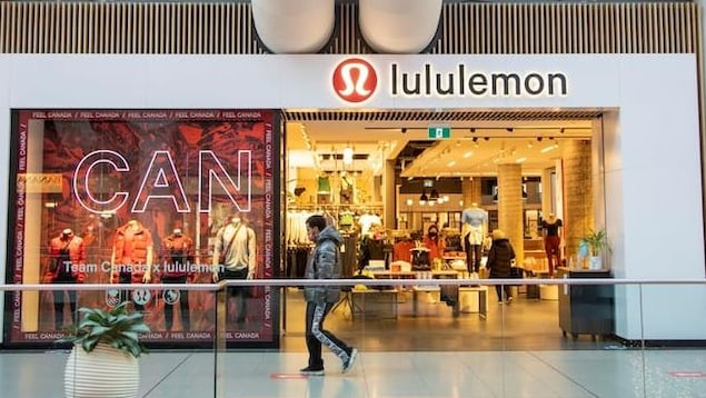 Isang lalaki dumaan sa harap ng tindahan ng Lululemon.
