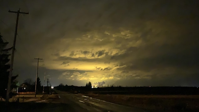 Les lumières des Serres Toundra éclairent le ciel.