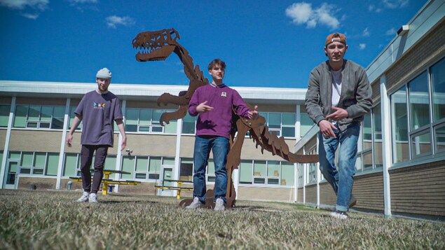 Le trio rap Lunch Krew chante devant une école à Regina en Saskatchewan