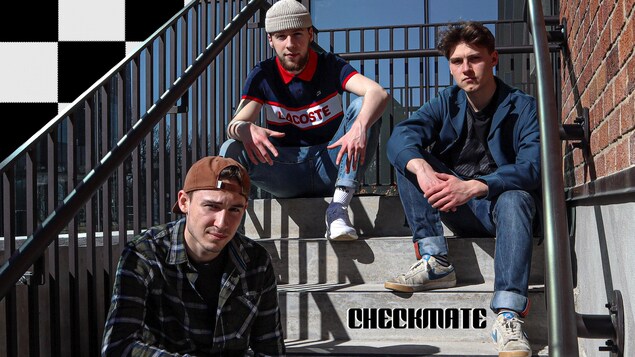 Nico, Krum, et LPB jouent aux échecs dans un escalier.