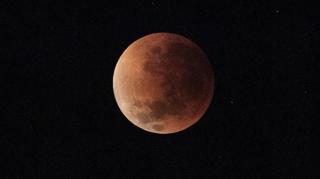 Éclipse totale de la Lune la nuit dernière