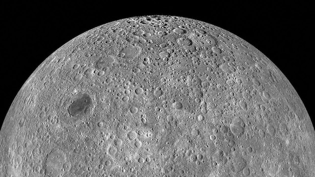 La face cachée de la Lune est marquée par de nombreux cratères profonds.