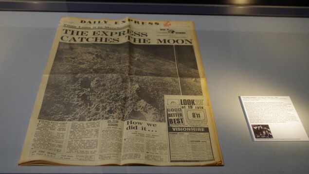L'édition du Daily Express avec une photographie de la surface de la lune prise par Lunik 9 en première page L'édition du Daily Express avec une photographie de la surface de la lune prise par Lunik 9 en première page