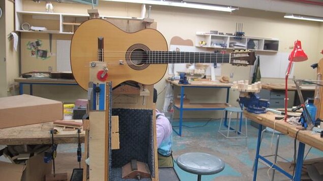 Tests acoustiques menés dans les locaux de l’école de lutherie-guitare Bruant, à Longueuil Tests acoustiques menés dans les locaux de l’école de lutherie-guitare Bruant, à Longueuil