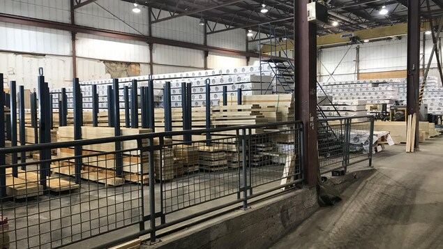 Un entrepôt de planches de bois.
