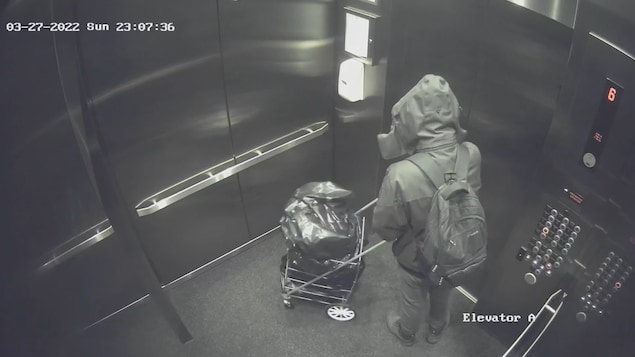 Capture d'écran de Dallas Ly de la caméra de surveillance de l'ascenseur de l'immeuble de la victime.