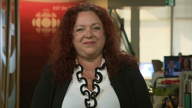 Lyne Morissette, océanographe et chercheuse en écologie des mammifères marins, regarde la caméra lors d'une entrevue accordée depuis le bureau de Radio-Canada à Rimouski.