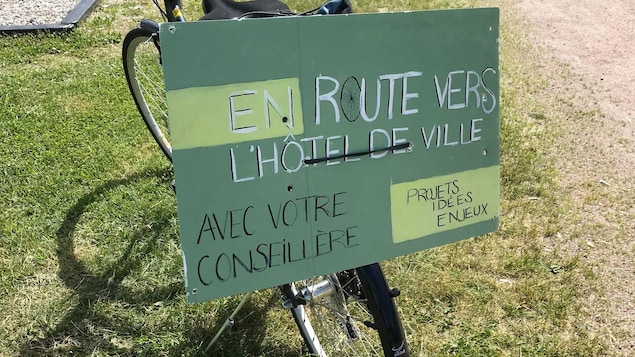 Une conseillère municipale à vélo récolte les idées des citoyens de Baie-Comeau