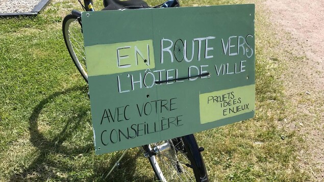 Une conseillère municipale à vélo récolte les idées des citoyens de Baie-Comeau