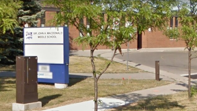 Enseigne d'une école nommée John A. Macdonald Enseigne d'une école nommée John A. Macdonald
